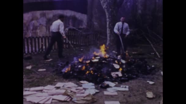 1969年かもしれない 公共の場で本を燃やす行為を捉えた1960年代の歴史的な映像 — ストック動画