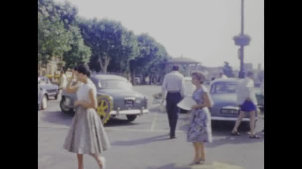 フランス 1969年 地図を使用して旅を戦略化する駐車場の旅行者の歴史的な1960年代の映像 — ストック動画