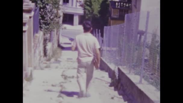 Paryż Francja Maj 1969 Nagranie Młodego Chłopca Spacerującego Pejzażu Miejskim — Wideo stockowe
