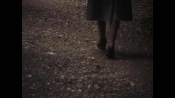 巴黎可能是1970年 捕捉优雅的动作 20世纪70年代 一个女人的腿优雅地沿着一条公园小径漫步 — 图库视频影像