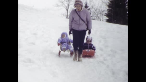 1970年12月12日 イタリアのドロミテス 冬の休暇の魅力を捉えた1970年代の雪山の休暇を体験する — ストック動画