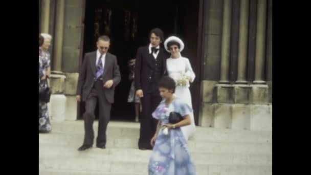 1975年5月 フランス 1970年代のフランスの楽しい結婚式のお祝いのヴィンテージ映像を元に戻る — ストック動画