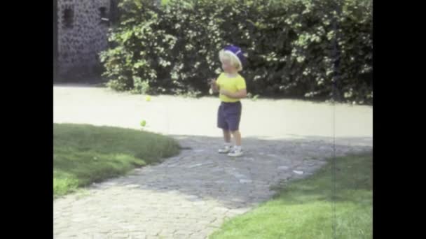 1989年法国普罗旺斯 20世纪80年代在花园里玩耍的时候 一个年轻女孩创造了珍贵的家庭回忆 这段珍贵的视频让人爱不释手 — 图库视频影像
