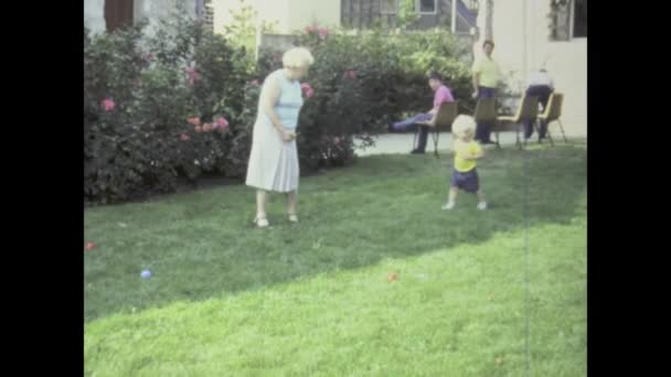 Provence Fransa 1989 1980 Lerde Bahçede Oynarken Değerli Aile Anıları — Stok video
