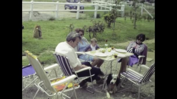 1975年5月 フランス パリで 愛と笑いに満ちた1970年代のガーデンセッティングで温かい家族のランチを体験してください — ストック動画