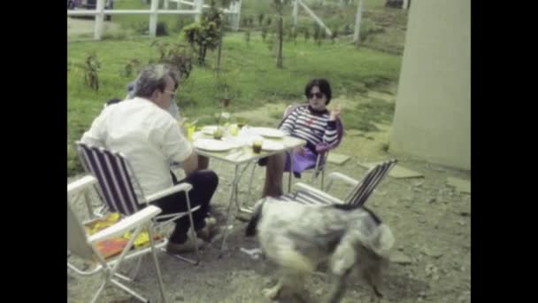 Париж Франция Май 1975 Года Отличный Семейный Обед Саду 1970 — стоковое видео