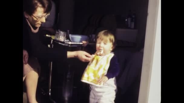 1975年5月在法国巴黎 20世纪70年代 当孩子们在家里享用美味的冰淇淋时 重新燃起了他们温馨的回忆 — 图库视频影像