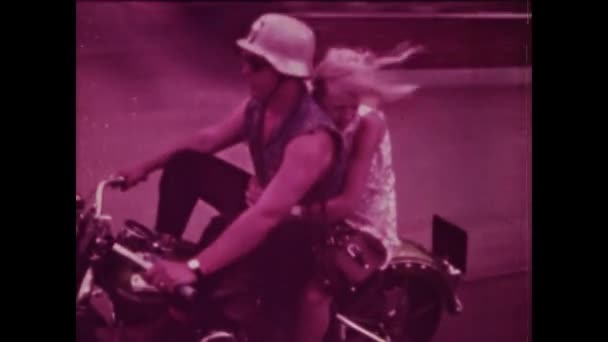 Parigi Francia Maggio 1975 Esplora Viaggio Nostalgico Mentre Motociclisti Viaggiano — Video Stock