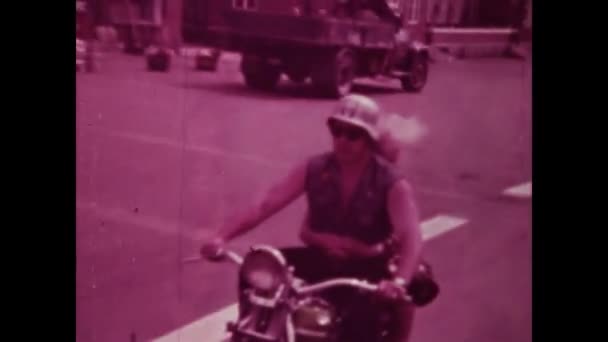 Paris Fransa 1975 1970 Lerde Motosikletçiler Arkada Bir Yolcuyla Seyahat — Stok video