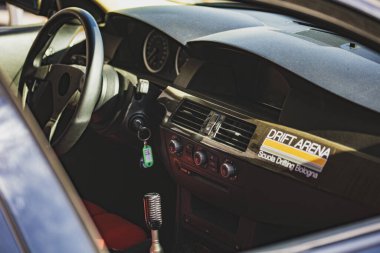 Villamarzana, 10 Eylül 2023: Sürüklenen bir arabanın özel gösterge panelinin yakın çekimi, yüksek performanslı değişiklikleri yansıtıyor.