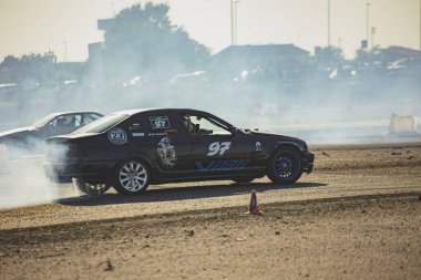 Villamarzana, 10 Eylül 2023: Zorlu bir pistte sürüklenmenin heyecanını yakalayan yoğun araba yarışı.