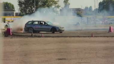 Villamarzana, İtalya 12 Eylül 2023: Bir pistte yüksek yoğunluklu sürüklenme yarışında arabaların heyecan ve becerilerini görüntüler.