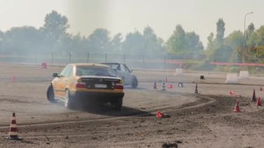 Villamarzana, İtalya 12 Eylül 2023: Bir pistte yüksek yoğunluklu sürüklenme yarışında arabaların heyecan ve becerilerini görüntüler.