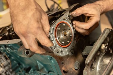 Bir tamircinin ellerini titizlikle bir antika motoru monte ederek, restorasyonda uzmanlık sergileyerek yakınlaştır..