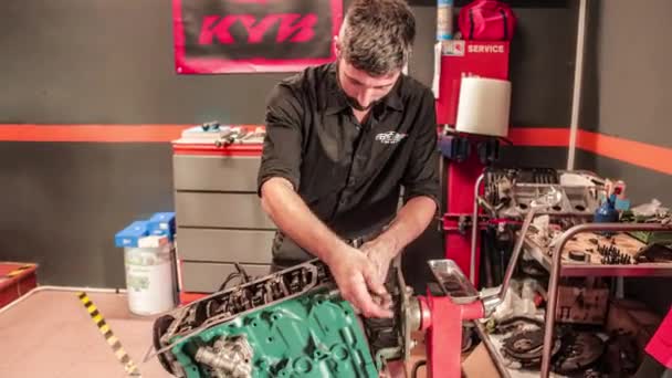 Milão Itália Outubro 2023 Mecânico Meticulosamente Repara Restaura Motor Vintage — Vídeo de Stock
