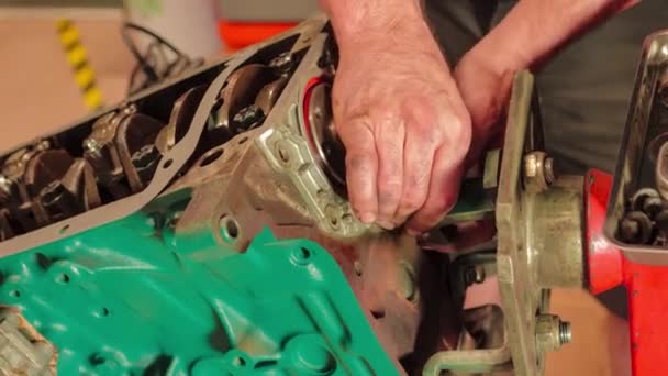 Close Das Mãos Mecânico Meticulosamente Montar Motor Vintage Mostrando Experiência — Vídeo de Stock
