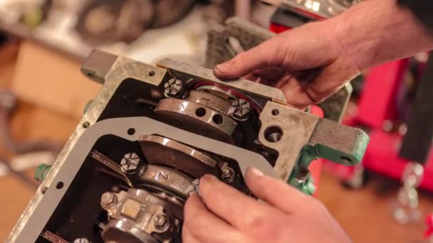 Крупный План Рук Механика Тщательно Смонтировавшего Винтажный Двигатель Демонстрирующий Опыт — стоковое видео
