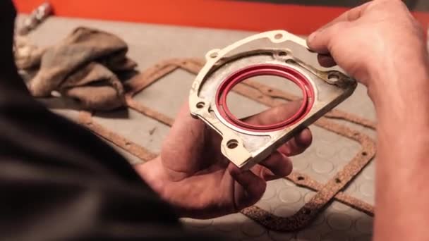 Руки Механіка Майстерно Встановлюють Нову Прокладку Кришку Двигуна Демонструючи Точність — стокове відео