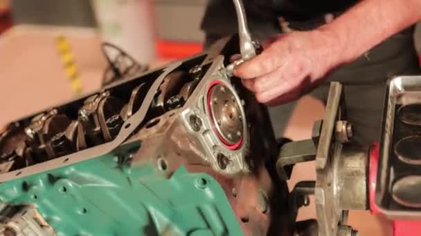 Ein Mechaniker Repariert Und Restauriert Einen Oldtimer Motor Alter Pracht — Stockvideo