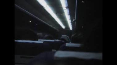 Palermo, İtalya Haziran 1974: 1974 'ten görüntüler uçağın içinde bir uçuş sırasında yolcuları gösteriyor.