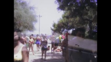 Palermo, İtalya Haziran 1974: Sicilya 'daki Palermo plajında havuzun keyfini süren 1970' lerden görüntüler