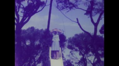 Madrid, İspanya Haziran 1970: 1970 'lerden bir kızın bir slaytta eğlendiği klasik görüntüler.