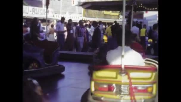 德国海因斯可能在1974年 1974年在德国克兰杰Kirmes Luna公园拍摄到了繁忙的保险杠车的镜头 — 图库视频影像