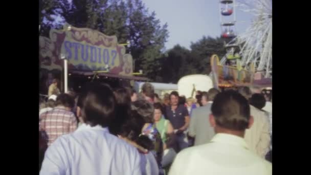 1974年 ドイツのヘネスは 1974年に撮影されたドイツの活気に満ちたクレンジャー キルメス パークの歴史的映像 — ストック動画