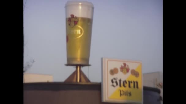 1974年 ドイツのヘネスは 1974年に撮影されたドイツの活気に満ちたクレンジャー キルメス パークの歴史的映像 — ストック動画