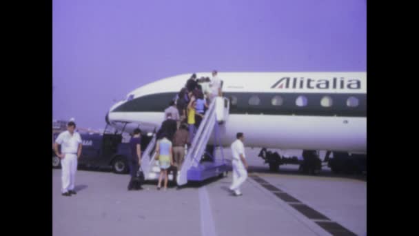 1974年6月 イタリアのパレルモ 1974年 航空史上瞬間を捉えたアリタリア航空機に乗船する乗客の映像 — ストック動画