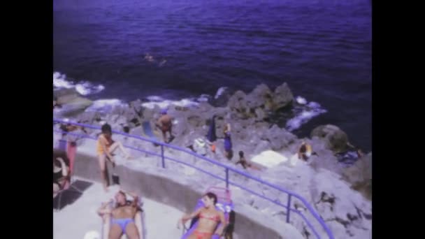 Palermo Italy June 1974 Footage 1970S Vacationers Enjoying Pool Beach — Stock Video