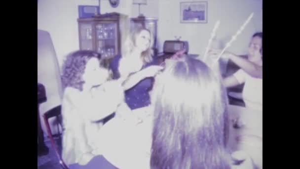 イタリアのパレルモ 1974年 1970年代の女の子のグループが踊り ホームパーティーで楽しく過ごした映像 — ストック動画