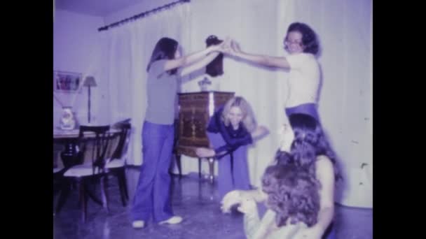 イタリアのパレルモ 1974年 1970年代の女の子のグループが踊り ホームパーティーで楽しく過ごした映像 — ストック動画
