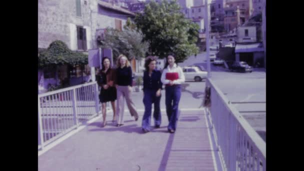 意大利巴勒莫可能是1974年至1970年代 一群独立微笑的女孩独自探索一座城市的镜头 — 图库视频影像
