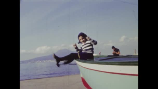 ニース 1974年かもしれない ロウボートに乗って楽しんでいる若い女の子の1970年代の映像 — ストック動画