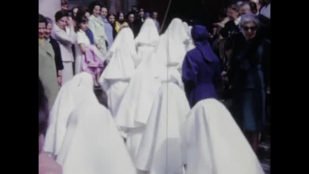 イタリアのパレルモ 1974年 1970年代 最初のコミュニオン宗教儀式の間に子供たちの行列の映像を撮影した — ストック動画