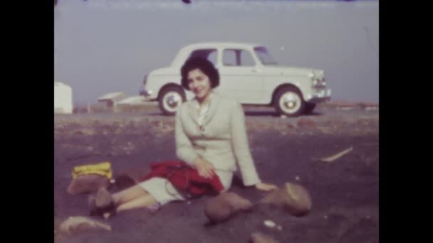 意大利巴勒莫可能在1974年至1970年代拍摄了一个甜美迷人的女孩坐在意大利海滨时的 Dolce Vita — 图库视频影像