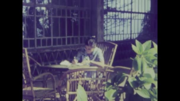 Madrid Španělsko Červen 1970 Ročníkové Záběry Dívky Sedící Zahradního Stolu — Stock video