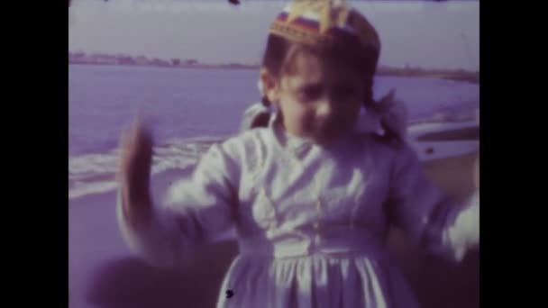 イタリアのパレルモ 1974年かもしれない 喜びとノスタルジアで満たされた若い少女の家族のビーチ旅行をキャプチャする1970年代の映像 — ストック動画