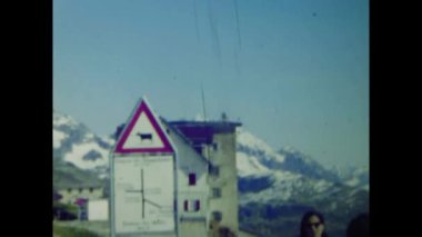 Lucerne, İsviçre Haziran 1970: 1970 'lerdeki bir dağ tatili sırasında eğlenen insanların klasik görüntüleri.