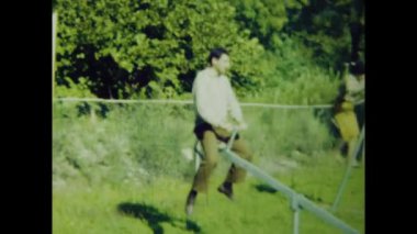 Lucerne, İsviçre Haziran 1970: Yetişkinlerin 1970 'lerde salıncakta sallanırken eğlendikleri klasik görüntüler.