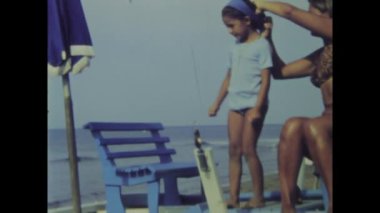 Palermo, İtalya Haziran 1964: Sosyal tarihi yakalayan klasik görüntüler, 1960 'larda çocuklarla yapılan aile plaj tatillerini resmediyor..