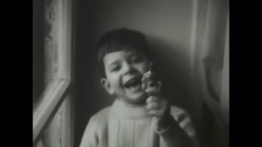 Lavinio, İtalya Aralık 1968: 1960 'larda bir oyuncakla bir çocuğun mutluluğunu yakalayan klasik görüntüler, zamansız siyah-beyaz sunuluyor..