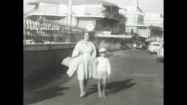 Lavinio, İtalya Aralık 1968: Bir anne ve çocuğun 1960 'larda şehirde el ele gezerken çekilmiş nostaljik görüntüleri.