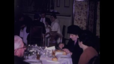 Palermo, İtalya 1979: 1970 'lerden bir İtalyan düğün yemeğinin ailesi tarafından çevrelenmiş bir restoranında çekilmiş görüntüleri.