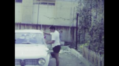 Roma, İtalya Haziran 1972: 1970 'lerin görüntüleri arabayı yıkarken geçirilen aile anlarını kaydediyor..