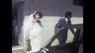 Palermo, İtalya Temmuz 1984: 1980 'lerde lüks bir BMW' ye binen yeni evlilerin klasik görüntüleri.