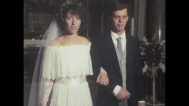Palermo, İtalya Temmuz 1984: 1980 'lerden kalma görüntüler bir kilise düğün töreninin büyüleyici sahnelerini çekiyor.