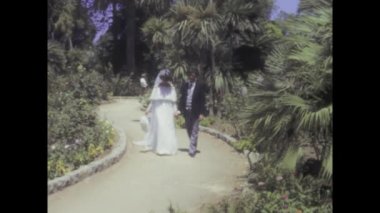 Palermo, İtalya Temmuz 1984: 1980 'lerden kalma eski görüntüler yeni evli bir çiftin hassas ve romantik bir portresini çekiyor.