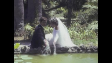 Palermo, İtalya Temmuz 1984: 1980 'lerden kalma eski görüntüler yeni evli bir çiftin hassas ve romantik bir portresini çekiyor.